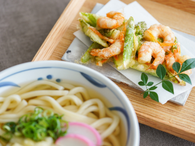 ジョーキュウのレシピ「海老とアスパラのかき揚げうどん」イメージ画像